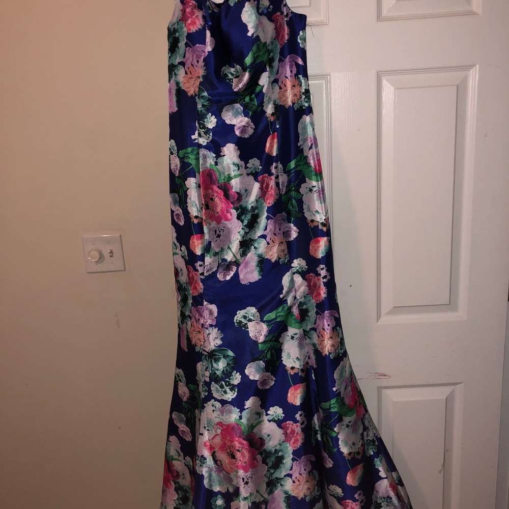 Dress - Picture 2 of 5